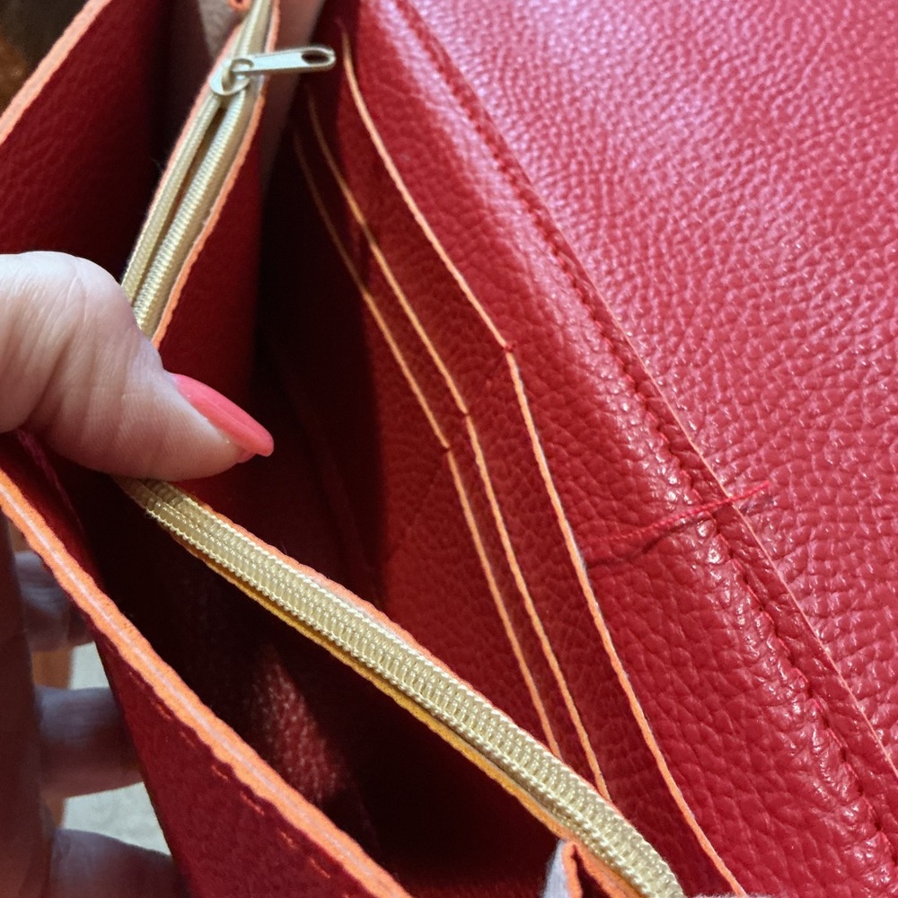 New Red Floral Accent Crossbody Wallet Wristlet Bag w Detachable Shoulder Strap - Picture 10 of 11